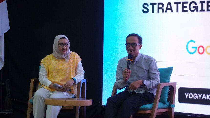 Direktur Sistem Informasi Universitas Islam Indonesia (UII) Mukhammad Andri Setiawan, S.T., M.Sc., Ph.D. (kanan) pada talkshow sesi Higher Education yang membahas strategi peningkatan produktivitas kampus melalui solusi digital, Selasa (27/1). Foto: Telkom Indonesia
