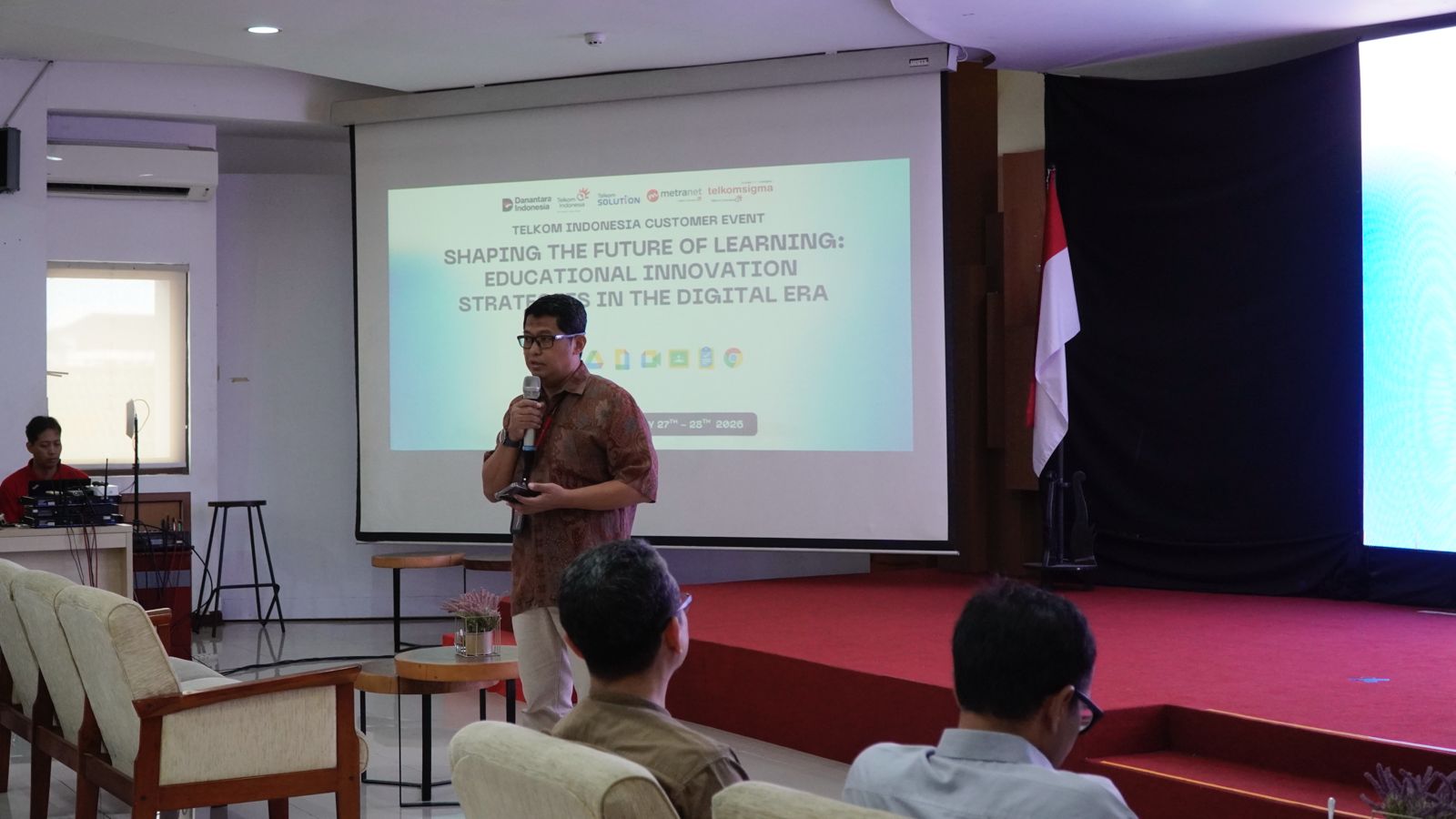 General Manager Telkom Witel Yogyakarta Jateng Selatan Agus Faisal, saat membuka acara dan menyampaikan komitmen TelkomGroup dalam mendukung transformasi digital dunia pendidikan, Selasa (27/1). Foto: Telkom Indonesia