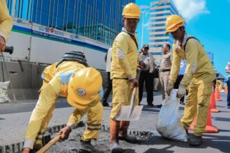 Petugas Bina Marga saat melakukan perbaikan jalan rusak akibat banjir.(Foto istimewa)
