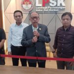 Kepala Lembaga Perlindungan Saksi dan Korban (LPSK) Achmadi didampingi Wakil Kepala LPSK Susilaningtias bersama Komisi 13 DPR RI dan pihak korban tindak pidana penganiayaan Saudah, 67, dalam konfrensi pers di kantor LPSK Jakarta, Selasa (3/2/2026). Foto: Joesvicar Iqbal/ipol.id