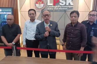 Kepala Lembaga Perlindungan Saksi dan Korban (LPSK) Achmadi didampingi Wakil Kepala LPSK Susilaningtias bersama Komisi 13 DPR RI dan pihak korban tindak pidana penganiayaan Saudah, 67, dalam konfrensi pers di kantor LPSK Jakarta, Selasa (3/2/2026). Foto: Joesvicar Iqbal/ipol.id