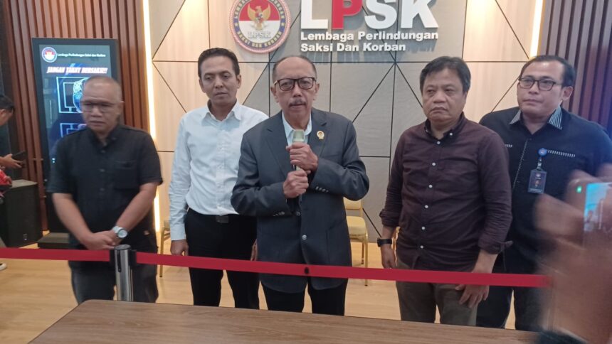 Kepala Lembaga Perlindungan Saksi dan Korban (LPSK) Achmadi didampingi Wakil Kepala LPSK Susilaningtias bersama Komisi 13 DPR RI dan pihak korban tindak pidana penganiayaan Saudah, 67, dalam konfrensi pers di kantor LPSK Jakarta, Selasa (3/2/2026). Foto: Joesvicar Iqbal/ipol.id