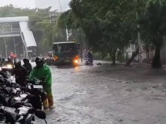 Ilustrasi banjir yang melanda Jakarta saat cuaca ekstrem.(Foto istimewa)
