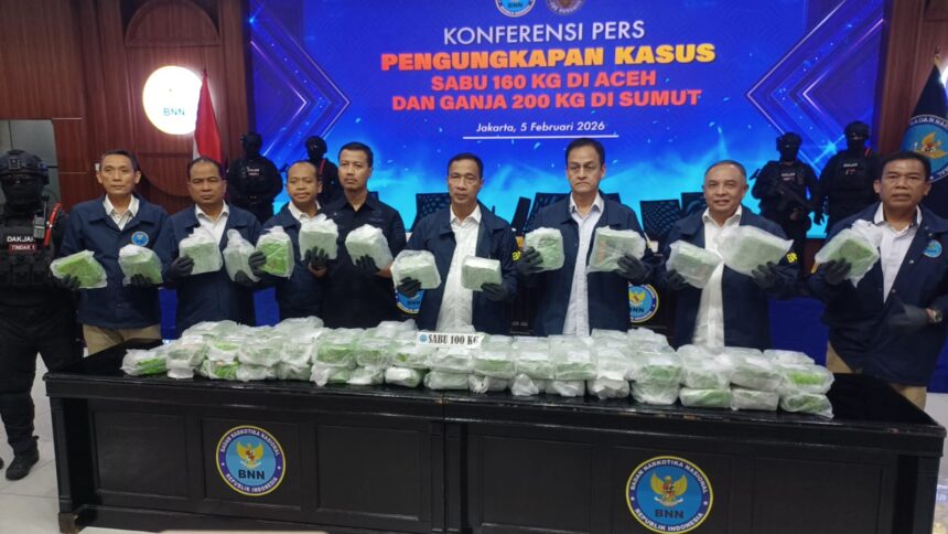 Plt Deputi Pemberantasan BNN, Brigjen Pol Roy Hardi Siahaan dan jajaran menunjukkan sejumlah barang bukti sabu dan ganja siap edar dalam pengungkapan dua kasus besar jaringan narkotika lintas daerah dan negara di kantor BNN Jakarta, Kamis (5/2/2026). Foto: Joesvicar Iqbal/ipol.id