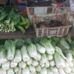 Pedagang pasar di Tangerang Raya mengeluhkan kenaikan harga pangan yang terjadi lebih awal. Cuaca ekstrem dan mendekati Ramadan membuat pasokan seret, harga pun ikut melonjak. Foto: Ipol.id/Vinolla Romadhona