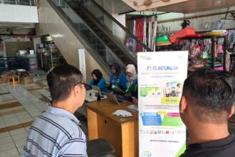 PERLINDUNGAN: Layanan open booth BPJS Ketenagakerjaan Jakarta Pluit di Pasar Pluit, Jakarta Utara. (foto BPJS Ketenagakerjaan)