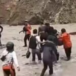 Pelajar yang dilaporkan hanyut terseret banjir di Jalan Raya Bojong, Kabupaten Tegal, akhirnya ditemukan meninggal dunia di aliran Sungai Gung, Kecamatan Lebaksiu, Kamis (5/2/2026). Foto: Tangkap layar IG @radartegalofficial