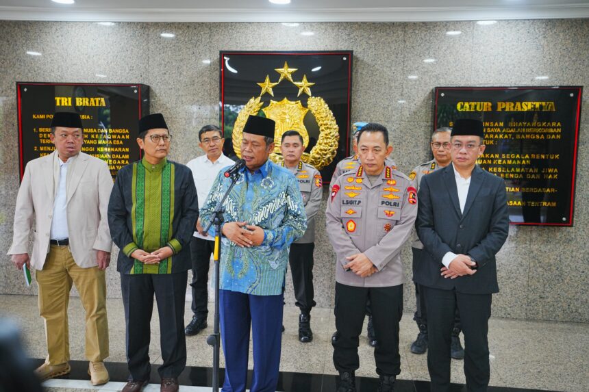 Kapolri Jenderal Listyo Sigit Prabowo saat menerima audiensi pengurus DPP Majelis Ulama Indonesia (MUI) periode 2025-2030 di Mabes Polri, Jakarta Selatan, Kamis (5/2/2026). Dihadiri oleh Nusron Wahid Menteri ATR selaku Ketua DPP MUI Bidang Penanggulangan Bencana. Foto: Ist