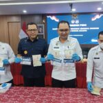 Kepala Kantor Wilayah Direktorat Jenderal Imigrasi Daerah Khusus Jakarta, Pamuji Raharja didampingi Kabid Pengawasan dan Penindakan Keimigrasian Kanwil Jakarta, I Gusti Bagus M Ibrahim bersama Kabid Dokumen Perjalanan Imigrasi Jakarta, Roni Purba, dan Agus Sofani selaku Katim, menunjukkan barang bukti temuan lima WNA pelanggar keimigrasian di Kanwil Dirjen Imigrasi Jakarta, Kamis (5/2/2026) sore. Foto: Joesvicar Iqbal/ipol.id