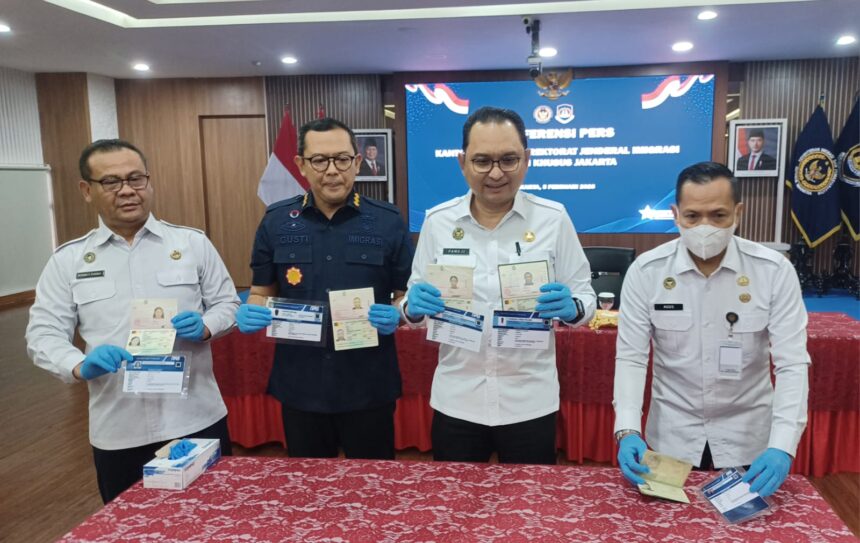 Kepala Kantor Wilayah Direktorat Jenderal Imigrasi Daerah Khusus Jakarta, Pamuji Raharja didampingi Kabid Pengawasan dan Penindakan Keimigrasian Kanwil Jakarta, I Gusti Bagus M Ibrahim bersama Kabid Dokumen Perjalanan Imigrasi Jakarta, Roni Purba, dan Agus Sofani selaku Katim, menunjukkan barang bukti temuan lima WNA pelanggar keimigrasian di Kanwil Dirjen Imigrasi Jakarta, Kamis (5/2/2026) sore. Foto: Joesvicar Iqbal/ipol.id