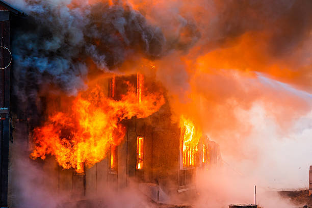 Ilustrasi, Anak di Pati membakar rumah orang tuanya hingga habis terbakar. Foto: Istcok @DarthArt