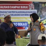 Kapolres Metro Bekasi, Komisaris Besar Polisi (KBP) Sumarni, saat memberikan Sosialisasi Dampak Buruk Peredaran dan Penyalahgunaan Narkoba Obat-obatan Terlarang dan Berbahaya sekaligus memberikan Bantuan Sosial sebanyak 300 Paket di Kampung Kavling, Desa Cikarang Kota, Kecamatan Cikarang Utara, Kabupaten Bekasi, Jumat (6/2/2026). Foto: Dok Polres Bekasi