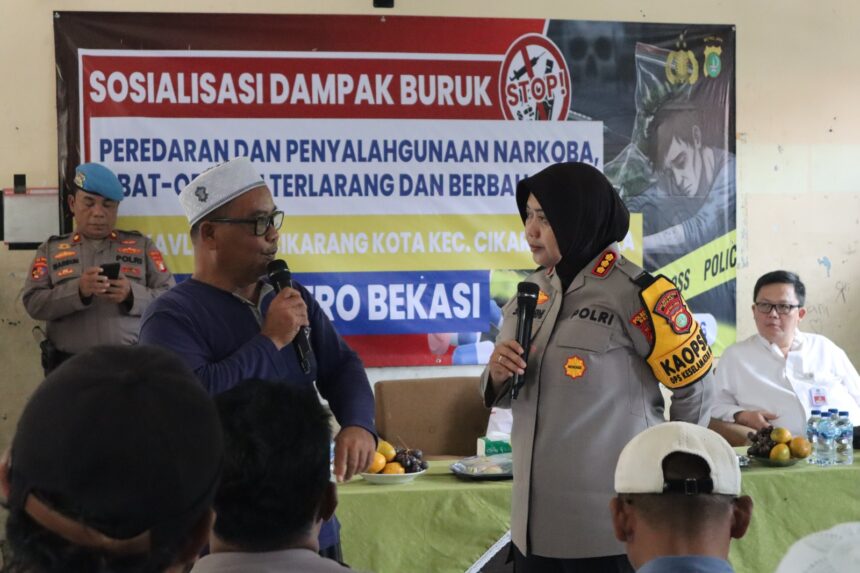 Kapolres Metro Bekasi, Komisaris Besar Polisi (KBP) Sumarni, saat memberikan Sosialisasi Dampak Buruk Peredaran dan Penyalahgunaan Narkoba Obat-obatan Terlarang dan Berbahaya sekaligus memberikan Bantuan Sosial sebanyak 300 Paket di Kampung Kavling, Desa Cikarang Kota, Kecamatan Cikarang Utara, Kabupaten Bekasi, Jumat (6/2/2026). Foto: Dok Polres Bekasi