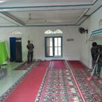 Prajurit TNI saat melaksanakan kegiatan bakti sosial berupa pembersihan sejumlah tempat ibadah di Sawah Laweh, Kayu Pasah, Palembayan, Kabupaten Agam, Jumat (6/2/2026). Foto: Dispenad