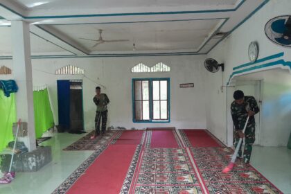 Prajurit TNI saat melaksanakan kegiatan bakti sosial berupa pembersihan sejumlah tempat ibadah di Sawah Laweh, Kayu Pasah, Palembayan, Kabupaten Agam, Jumat (6/2/2026). Foto: Dispenad