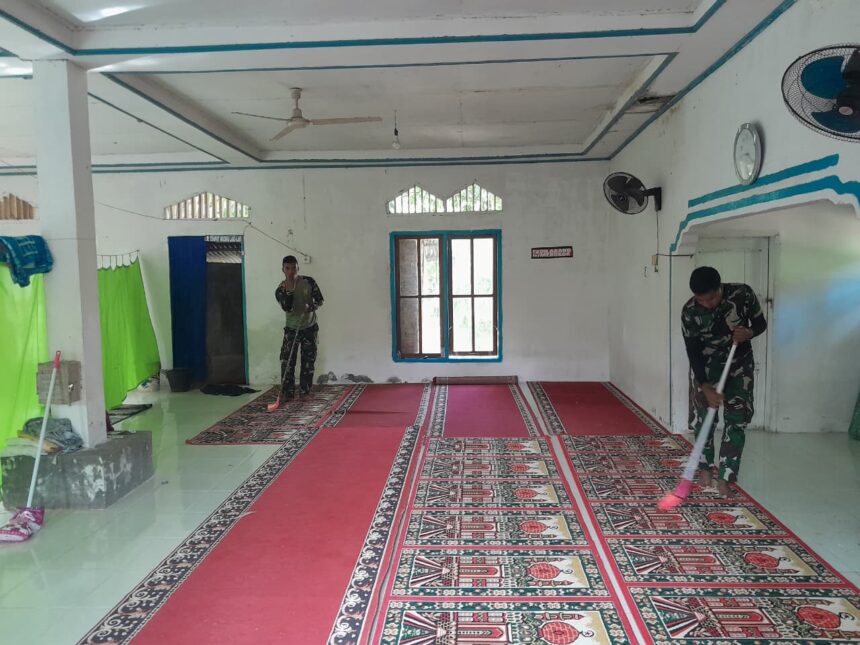 Prajurit TNI saat melaksanakan kegiatan bakti sosial berupa pembersihan sejumlah tempat ibadah di Sawah Laweh, Kayu Pasah, Palembayan, Kabupaten Agam, Jumat (6/2/2026). Foto: Dispenad