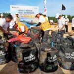 BNI menggelar aksi bersih Pantai Mertasari, Bali, bersama masyarakat dan berbagai pemangku kepentingan sebagai wujud komitmen menjaga kelestarian lingkungan pesisir. Foto: Dok BNI