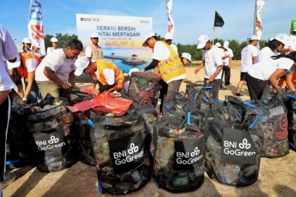 BNI menggelar aksi bersih Pantai Mertasari, Bali, bersama masyarakat dan berbagai pemangku kepentingan sebagai wujud komitmen menjaga kelestarian lingkungan pesisir. Foto: Dok BNI