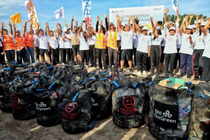 BNI lanjutkan aksi bersih-bersih Pantai Mertasari, Bali, dengan penyerahan bantuan sarana pengelolaan sampah kepada Tempat Pengolahan Sampah Reuse, Reduce, Recycle (TPS3R) Sekar Tanjung di Desa Sanur Kauh, Denpasar. Foto: Dok BNI