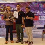 Ketua Asosiasi Kecubung Amethyst Indonesia (AKAMI), Chaerullah (tengah), bersama Gemolog, Adam Harits serta Pembina AKAMI yang juga Gemolog, Agustono Dwi Rahadi, usai talkshow edukasi bagi pecinta batu mulia saat puncak acara Festival Batu Permata dan Akik Nusantara di Harco Glodok, Jakarta Barat, Sabtu (7/2/2026) sore. Foto: Joesvicar Iqbal/ipol.id
