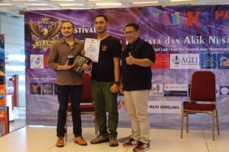 Ketua Asosiasi Kecubung Amethyst Indonesia (AKAMI), Chaerullah (tengah), bersama Gemolog, Adam Harits serta Pembina AKAMI yang juga Gemolog, Agustono Dwi Rahadi, usai talkshow edukasi bagi pecinta batu mulia saat puncak acara Festival Batu Permata dan Akik Nusantara di Harco Glodok, Jakarta Barat, Sabtu (7/2/2026) sore. Foto: Joesvicar Iqbal/ipol.id