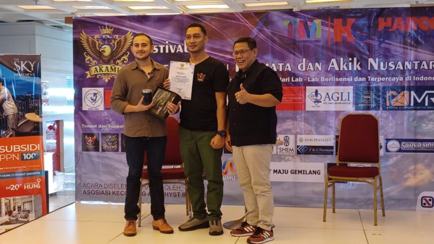 Ketua Asosiasi Kecubung Amethyst Indonesia (AKAMI), Chaerullah (tengah), bersama Gemolog, Adam Harits serta Pembina AKAMI yang juga Gemolog, Agustono Dwi Rahadi, usai talkshow edukasi bagi pecinta batu mulia saat puncak acara Festival Batu Permata dan Akik Nusantara di Harco Glodok, Jakarta Barat, Sabtu (7/2/2026) sore. Foto: Joesvicar Iqbal/ipol.id
