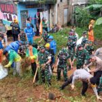 Wali Kota Jakarta Selatan, Muhammad Anwar bersama Kasudin Sumber Daya Air (SDA) Jakarta Selatan, Santo, Wakil Wali Kota, Ali Murthado, Seko, Mukhlisin, Aspem, Sayid Ali dan jajaran serta Kapolres Metro Jakarta Selatan, Kombes Pol I Putu Yuni Setiawan dan Dandim 0504/Jakarta Selatan, Letkol Inf Amaraldo Cornelius, saat kerja bakti massal Jaga Jakarta di Jalan Inspeksi Kali Ciliwung RW 07, Kelurahan Rawajati, Kecamatan Pancoran, Jakarta Selatan, Minggu (8/2/2026) pagi. Foto: Joesvicar Iqbal/ipol.id