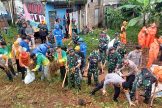 Wali Kota Jakarta Selatan, Muhammad Anwar bersama Kasudin Sumber Daya Air (SDA) Jakarta Selatan, Santo, Wakil Wali Kota, Ali Murthado, Seko, Mukhlisin, Aspem, Sayid Ali dan jajaran serta Kapolres Metro Jakarta Selatan, Kombes Pol I Putu Yuni Setiawan dan Dandim 0504/Jakarta Selatan, Letkol Inf Amaraldo Cornelius, saat kerja bakti massal Jaga Jakarta di Jalan Inspeksi Kali Ciliwung RW 07, Kelurahan Rawajati, Kecamatan Pancoran, Jakarta Selatan, Minggu (8/2/2026) pagi. Foto: Joesvicar Iqbal/ipol.id
