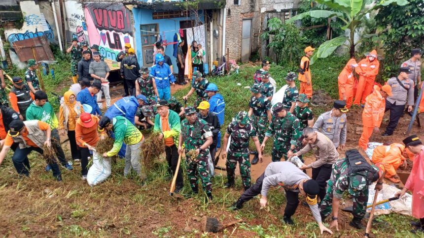 Wali Kota Jakarta Selatan, Muhammad Anwar bersama Kasudin Sumber Daya Air (SDA) Jakarta Selatan, Santo, Wakil Wali Kota, Ali Murthado, Seko, Mukhlisin, Aspem, Sayid Ali dan jajaran serta Kapolres Metro Jakarta Selatan, Kombes Pol I Putu Yuni Setiawan dan Dandim 0504/Jakarta Selatan, Letkol Inf Amaraldo Cornelius, saat kerja bakti massal Jaga Jakarta di Jalan Inspeksi Kali Ciliwung RW 07, Kelurahan Rawajati, Kecamatan Pancoran, Jakarta Selatan, Minggu (8/2/2026) pagi. Foto: Joesvicar Iqbal/ipol.id