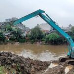 Dua unit ekskavator diturunkan mengeruk sedimen lumpur dan sampah dalam kerja bakti massal "Jaga Jakarta" di Jalan Inspeksi Sungai Ciliwung, RW 07, Kelurahan Rawajati, Kecamatan Pancoran, Jakarta Selatan, Minggu (8/2/2026) pagi. Sejumlah pejabat SKPD, Wali Kota Jakarta Selatan, M Anwar dan Kapolres Jaksel, Kombes I Putu Yuni Setiawan dan Dandim Kolonel Inf Amaraldo Cornelius memimpin aksi bersih-bersih lingkungan. Foto: Joesvicar Iqbal/ipol.id