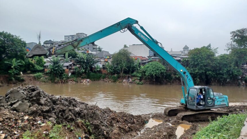 Dua unit ekskavator diturunkan mengeruk sedimen lumpur dan sampah dalam kerja bakti massal "Jaga Jakarta" di Jalan Inspeksi Sungai Ciliwung, RW 07, Kelurahan Rawajati, Kecamatan Pancoran, Jakarta Selatan, Minggu (8/2/2026) pagi. Sejumlah pejabat SKPD, Wali Kota Jakarta Selatan, M Anwar dan Kapolres Jaksel, Kombes I Putu Yuni Setiawan dan Dandim Kolonel Inf Amaraldo Cornelius memimpin aksi bersih-bersih lingkungan. Foto: Joesvicar Iqbal/ipol.id