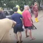 Penertiban PKL di Teluk Pucung, Bekasi Utara, sempat memanas. Wali Kota Bekasi Tri Adhianto dihadapkan pada ancaman pria bersenjata golok. Foto: Tangkap layar IG @medsoszone