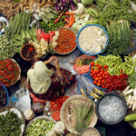 Ilustrasi, pasar tradisional Indonesia menjual Cabai rawit merah, bawang, dan berbagai sayur. Foto: Istock @oversnap