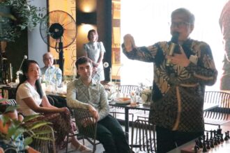 Suasana hangat dah kebersamaan mewarnai Acara syukuran pernikahan pecatur putri Indonesia Grand (WGM) Master Wanita Irene Kharisma Sukandar dengan IM Eric Rosen.