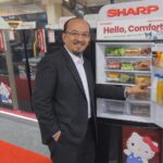 Andry Adi Utomo, National Sales Senior Generakl Manager, PT Sharp electronics Indonesia menunjukan rangkai produk lemari es Sharp