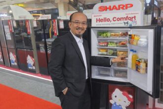 Andry Adi Utomo, National Sales Senior Generakl Manager, PT Sharp electronics Indonesia menunjukan rangkai produk lemari es Sharp