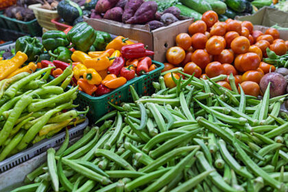 Ilustrasi, Sayuran segar dipajang di pasar lokal. Foto: Istock @Pikusisi-Studio