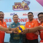 Manajer Surabaya Samator, Hadi Sampurno (kedua dari kiri) bersama Ketua Panitia Pelaksana Proliga di Bojonegoro, Imam Gozali (kiri), Sekretaris PBVSI Bojonegoro Agung Basuki, dan Humas PBVSI Bojonegoro Wibowo Said (kanan) di Bojonegoro, Rabu 11 Februari 2026.