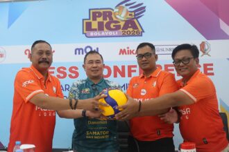 Manajer Surabaya Samator, Hadi Sampurno (kedua dari kiri) bersama Ketua Panitia Pelaksana Proliga di Bojonegoro, Imam Gozali (kiri), Sekretaris PBVSI Bojonegoro Agung Basuki, dan Humas PBVSI Bojonegoro Wibowo Said (kanan) di Bojonegoro, Rabu 11 Februari 2026.