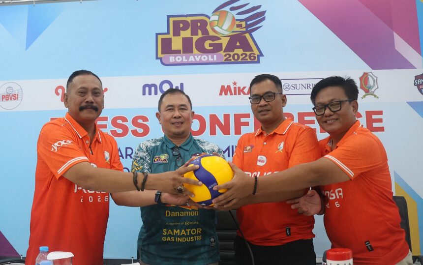Manajer Surabaya Samator, Hadi Sampurno (kedua dari kiri) bersama Ketua Panitia Pelaksana Proliga di Bojonegoro, Imam Gozali (kiri), Sekretaris PBVSI Bojonegoro Agung Basuki, dan Humas PBVSI Bojonegoro Wibowo Said (kanan) di Bojonegoro, Rabu 11 Februari 2026.
