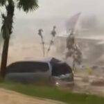 Banjir bandang menerjang kawasan Sentul, Bogor, usai hujan deras mengguyur wilayah tersebut, Rabu (11/2/2026). Arus air bercampur lumpur dan batu besar mengalir dari area perbukitan hingga merusak sejumlah kendaraan di sekitar lokasi proyek pembangunan. Foto: TimTok @wargavilla
