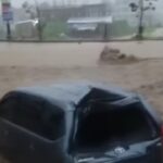 Banjir bandang terjang sejumlah titik di Sentul dan Citeureup, Kabupaten Bogor, Rabu (11/2/2026) sore. Hujan deras berintensitas tinggi memicu luapan anak kali hingga membawa lumpur dan batu ke permukiman warga. Sebanyak 131 rumah dilaporkan terdampak, satu mobil terseret arus dan mengalami kerusakan. Foto: IG @sentul_info