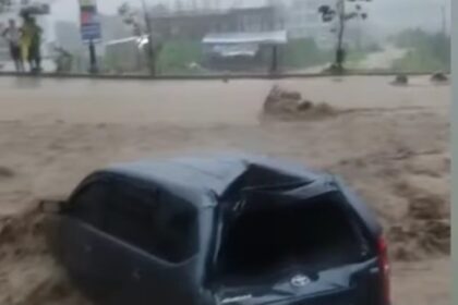 Banjir bandang terjang sejumlah titik di Sentul dan Citeureup, Kabupaten Bogor, Rabu (11/2/2026) sore. Hujan deras berintensitas tinggi memicu luapan anak kali hingga membawa lumpur dan batu ke permukiman warga. Sebanyak 131 rumah dilaporkan terdampak, satu mobil terseret arus dan mengalami kerusakan. Foto: IG @sentul_info