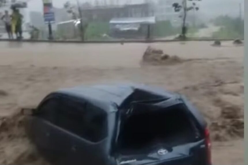 Banjir bandang terjang sejumlah titik di Sentul dan Citeureup, Kabupaten Bogor, Rabu (11/2/2026) sore. Hujan deras berintensitas tinggi memicu luapan anak kali hingga membawa lumpur dan batu ke permukiman warga. Sebanyak 131 rumah dilaporkan terdampak, satu mobil terseret arus dan mengalami kerusakan. Foto: IG @sentul_info