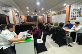 Sejumlah perwakilan perusahaan menghadap petugas Kejari Jakarta Utara. (foto BPJS Ketenagakerjaan)