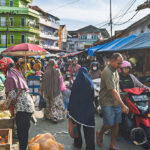 Ilustrasi suasana ramai di pasar. Foto: Istock @creativica