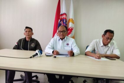 Ketua Umum PP PBI Ngatino pada acara jumpa pers di Jakarta, Jumat (13/2/2026) untuk menanggapi informasi, opini yang berkembang di media massa dan media sosial yang menimbulkan kegaduhan dan cenderung menyudutkan PP KBI sebagai organisasi resmi yang menaungi kick boxing Indonesia.. Foto/dok/PP kbi