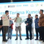 Penyerahan simbolis pembiayaan FLPP dan KPP sebagai bagian dari penguatan ekosistem perumahan dan pemberdayaan ekonomi rakyat lewat kegiatan sinergi antarlembaga bertajuk “Kolaborasi Program Pembiayaan Perumahan dan Pemberdayaan Ekonomi Rakyat” yang digelar di Sumedang pada Jumat (13/2). Foto: Dok BRI