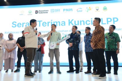 Penyerahan simbolis pembiayaan FLPP dan KPP sebagai bagian dari penguatan ekosistem perumahan dan pemberdayaan ekonomi rakyat lewat kegiatan sinergi antarlembaga bertajuk “Kolaborasi Program Pembiayaan Perumahan dan Pemberdayaan Ekonomi Rakyat” yang digelar di Sumedang pada Jumat (13/2). Foto: Dok BRI