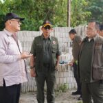 Kepala BNPB Suharyanto (topi kacamata hitam) saat memastikan bahan material tersedia untuk pembangunan hunian sementara (huntara) di Kampung Wonosobo, Kecamatan Wih Pesam, Kabupaten Bener Meriah, Provinsi Aceh, Jumat (13/2/2026). Foto: BNPB